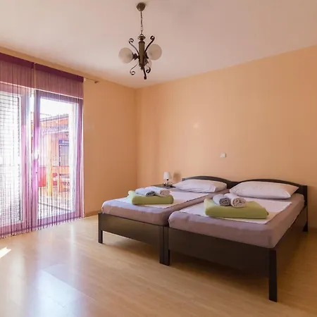 Spacious Malina With Pool - By Ta Leut Agency בית נופש