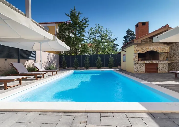 Spacious Malina With Pool - By Ta Leut Agency Tatil Evi