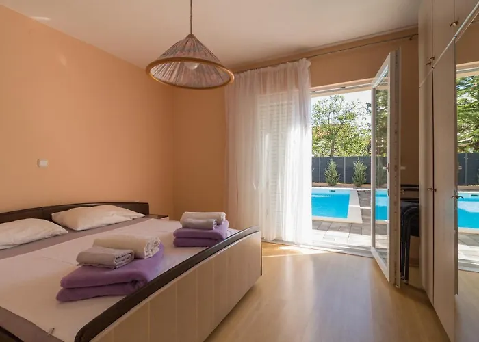 Spacious Malina With Pool - By Ta Leut Agency