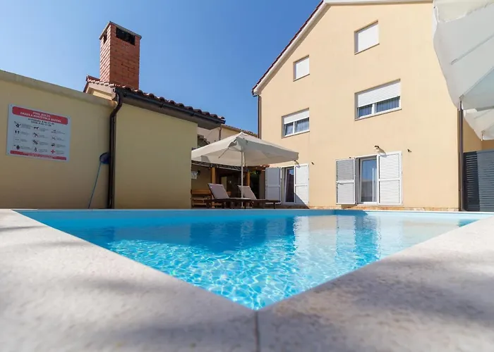 Spacious Malina With Pool - By Ta Leut Agency Ferienhaus