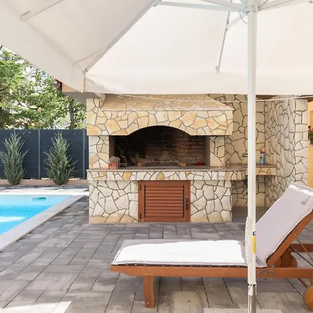 Spacious Malina With Pool - By Ta Leut Agency *