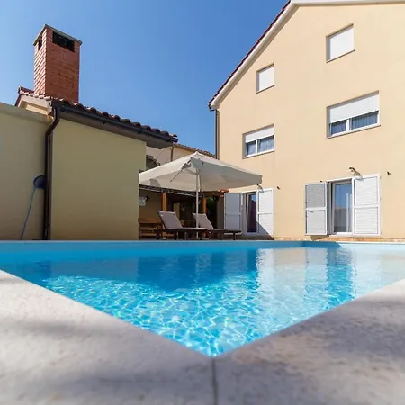 Spacious Malina With Pool - By Ta Leut Agency Nyaraló