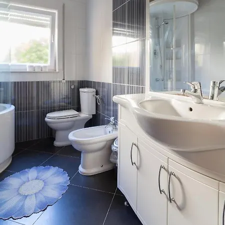 Spacious Malina With Pool - By Ta Leut Agency Casa de Férias