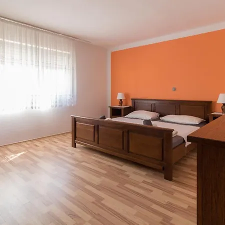 Spacious Malina With Pool - By Ta Leut Agency Nyaraló