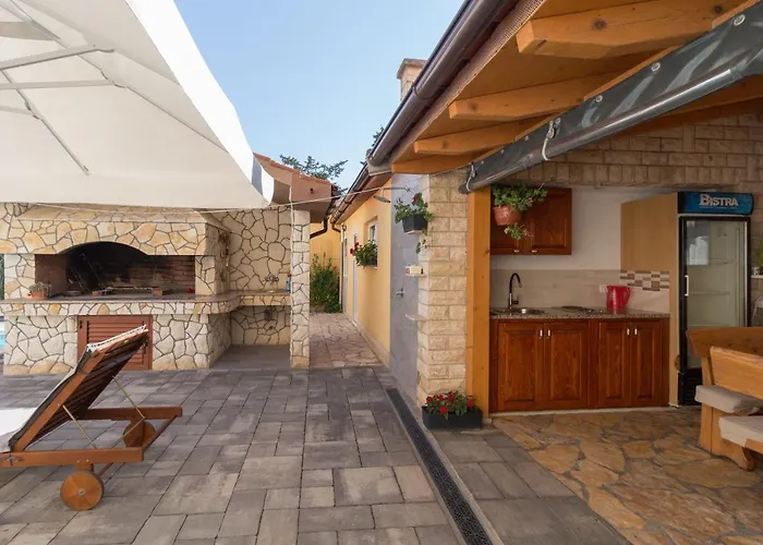 Spacious Malina With Pool - By Ta Leut Agency *