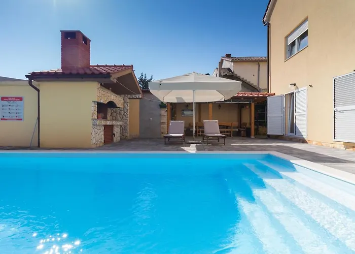 Дом отдыха Spacious Malina With Pool - By Ta Leut Agency Привлака